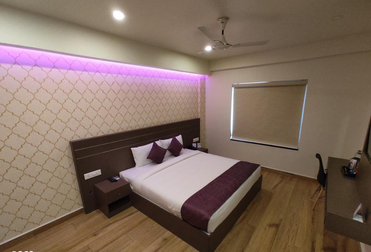 Lavender Infopark Kochi Hotel Bagian luar foto